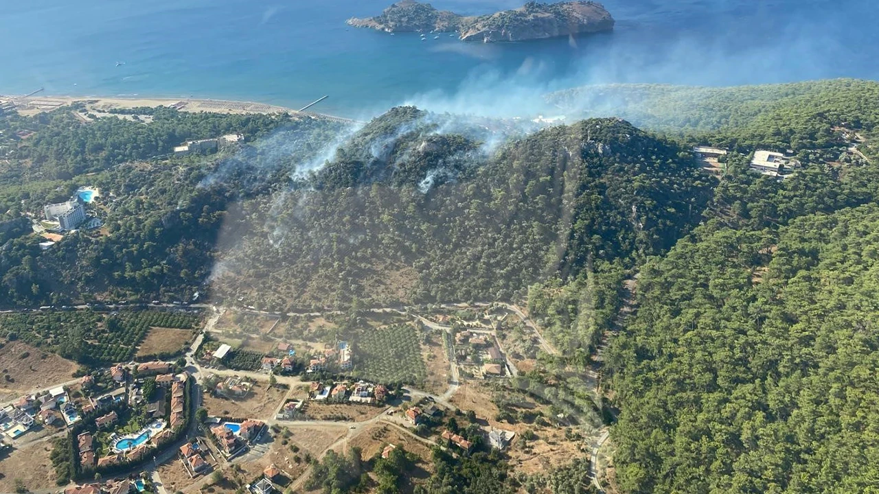 Sarıgerme Mahallesi'nde orman yangınına havadan ve karadan müdahale sürüyor