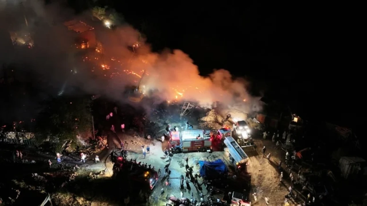 Mudurnu'daki yangın kontrol altına alındı, can kaybı yok ama evler ve hayvanlar zarar gördü.