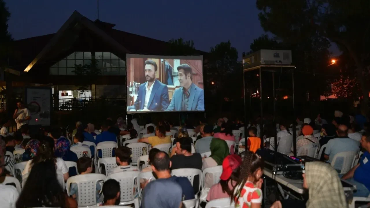 Bornova'da Yaz Açıkhava Sinema Günleri Başladı: 10 Mahallede Nostaljik Film Keyfi!