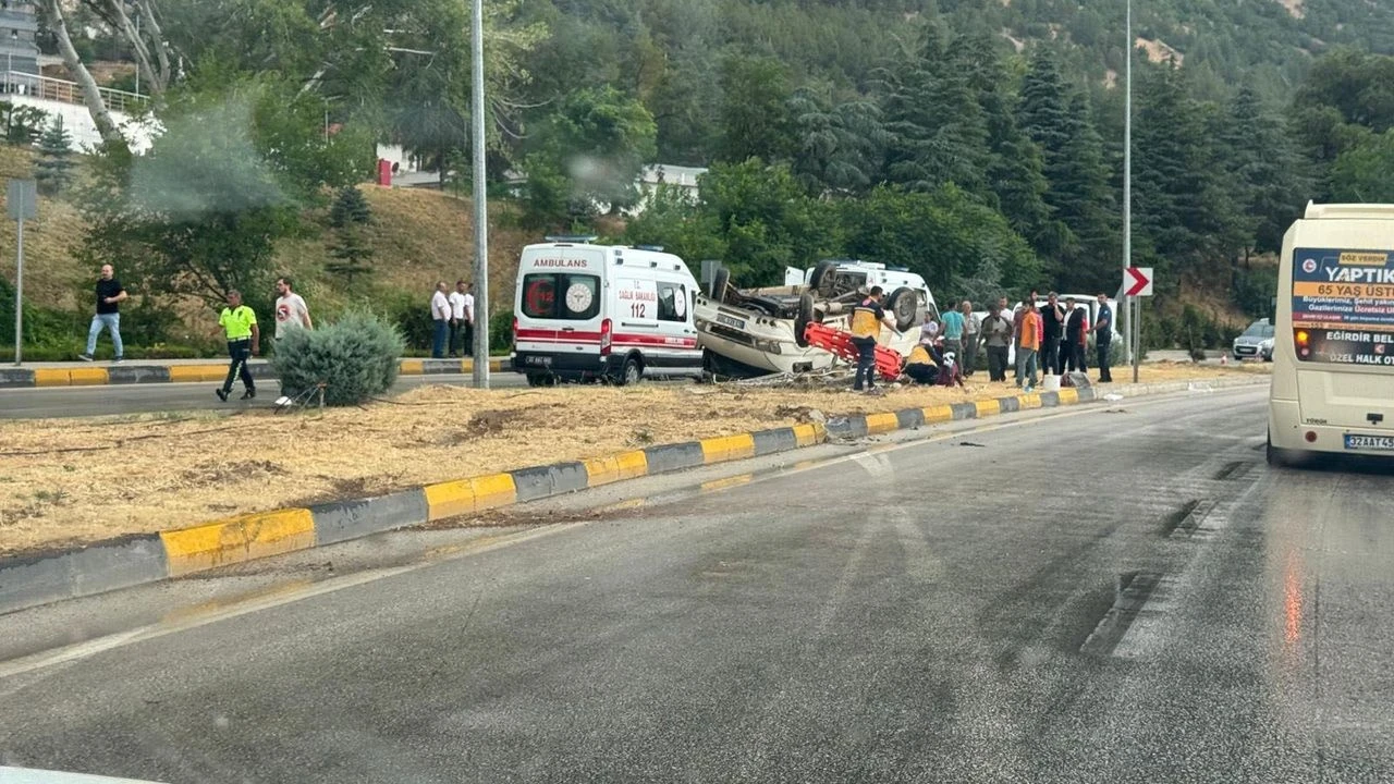 Yağmur sonrası kaygan yolda devrilen minibüste 9 yaralı, kaza soruşturması başlatıldı