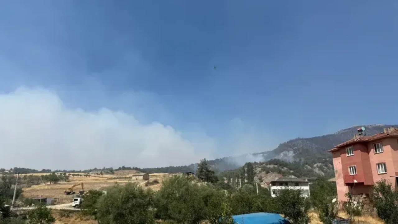 Sakarya'daki yangına 12 helikopterle müdahale, ekipler denetim altında söndürme çalışmaları sürdürüyor.