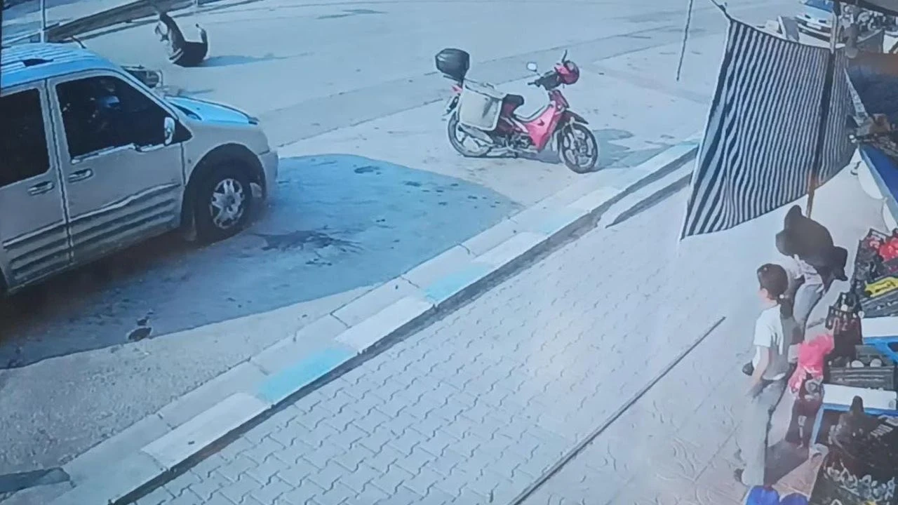 Yayladağı'nda Motosiklet Kazası: Kapıya Çarpan Sürücü Yaralandı, Kavga Çıktı