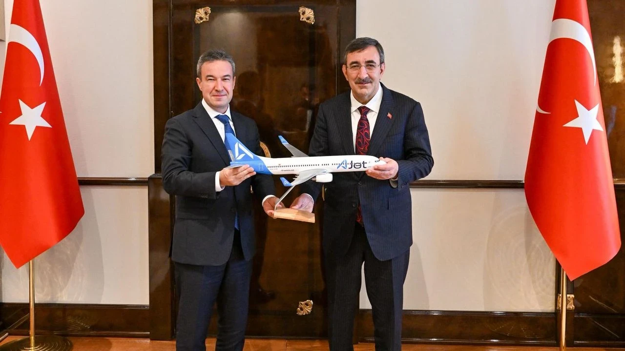 Cevdet Yılmaz, AJet Genel Müdürü Kerem Sarp ile yeni projeleri ve hatları görüştü