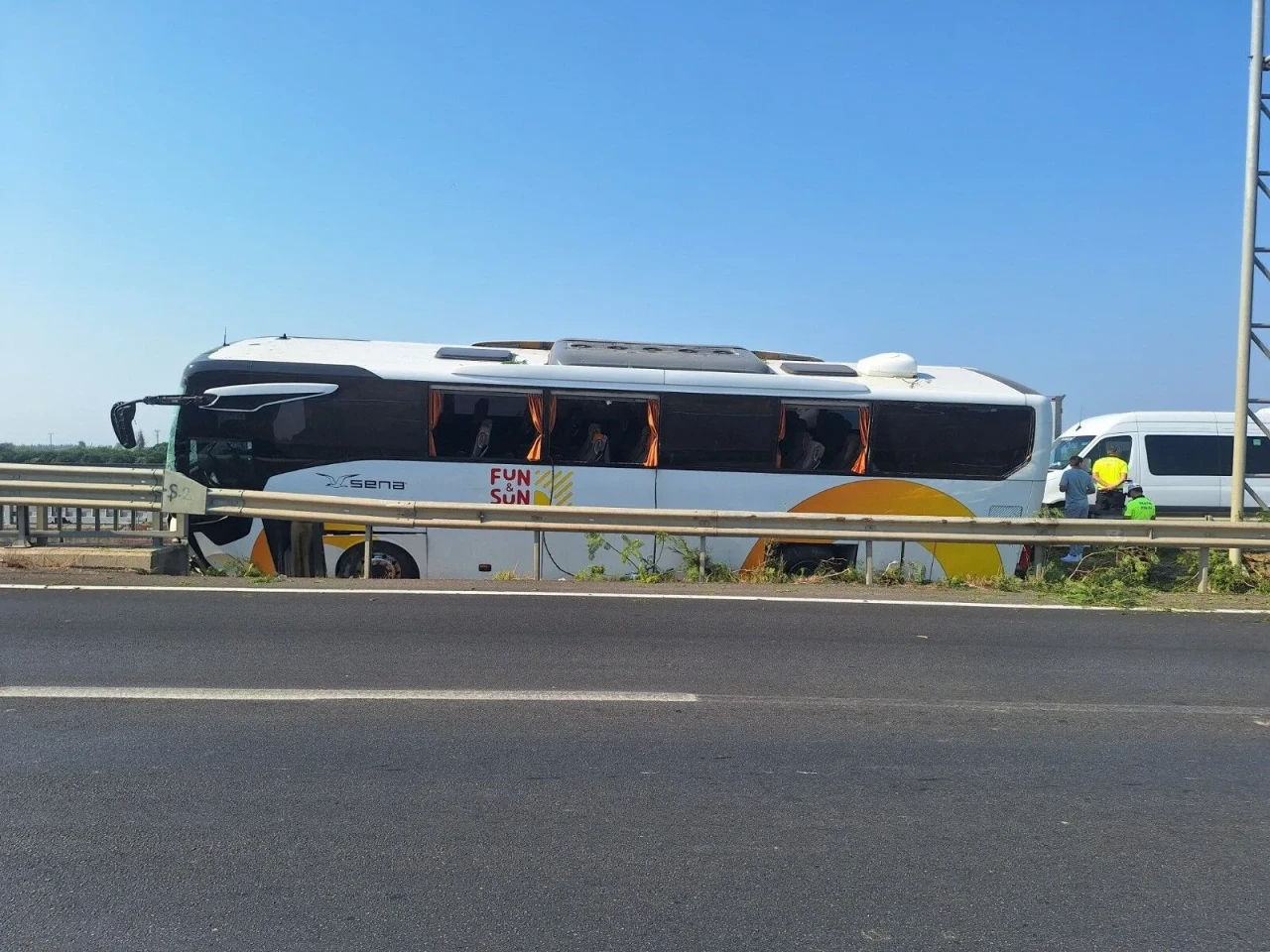 Antalya'da 34 yolcunun bulunduğu otobüs kazası, mucizevi kurtuluşla sonuçlandı