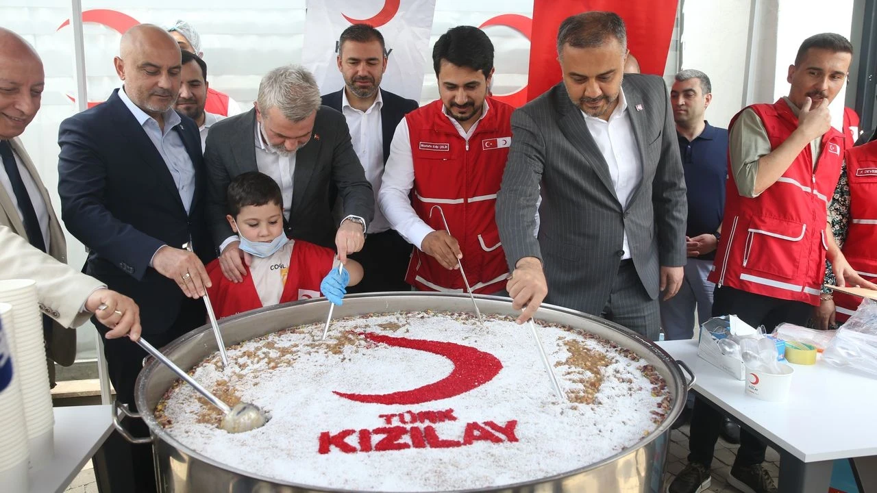 Kahramanmaraş'ta Kızılay, bin kişilik aşure sofrasıyla birlik ve beraberlik mesajı verdi