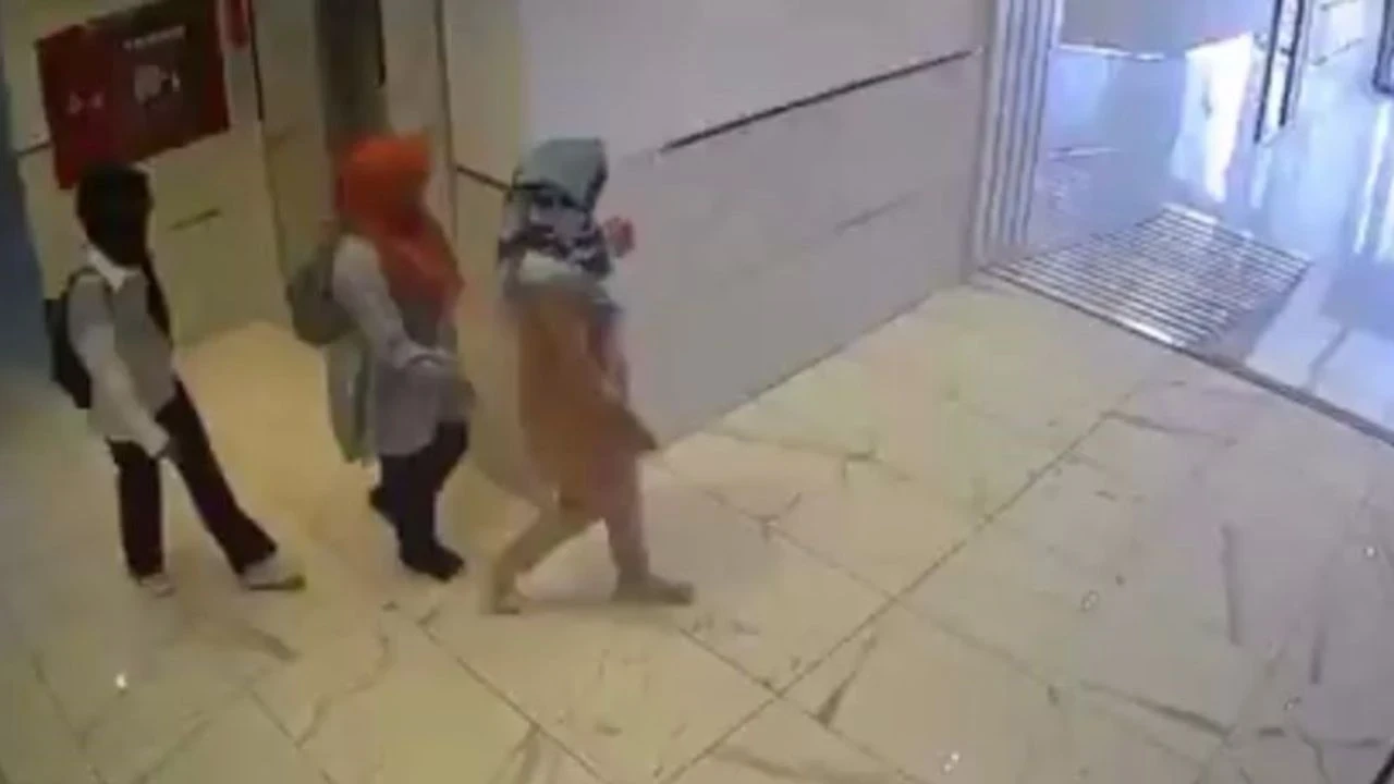 Türban takarak hırsızlık yapmaya çalışan 3 kadın, bina görevlisinin dikkatiyle yakalandı.