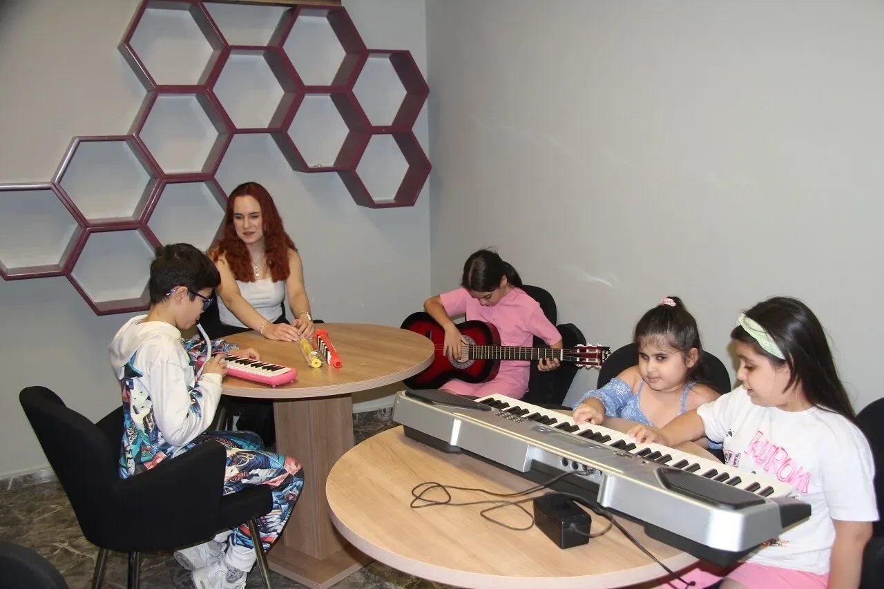 Görme Engelli Öğretmen Müzikle Umut Oluyor: Simay Boz'un Eğitimiyle Yeni Bir Dünya Açılıyor