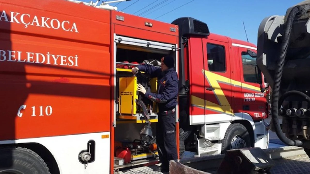 Akçakoca'da itfaiye aracının altında kalan işçi hastanede yaşamını yitirdi