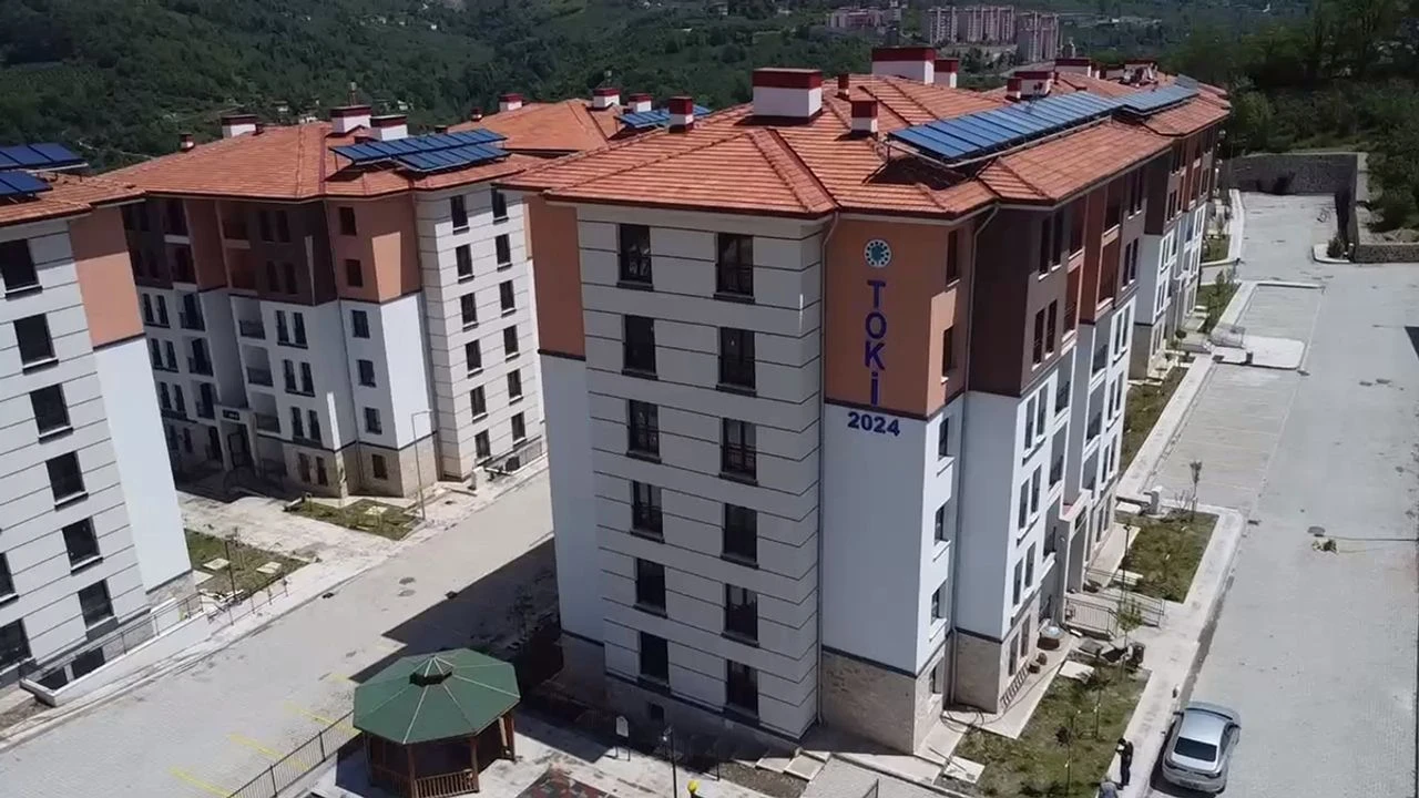 Yeni konutlar 14-25 Temmuz 2025'te sahiplerine teslim edilecek, depreme dayanıklı ve konforlu alanlar sunacak.