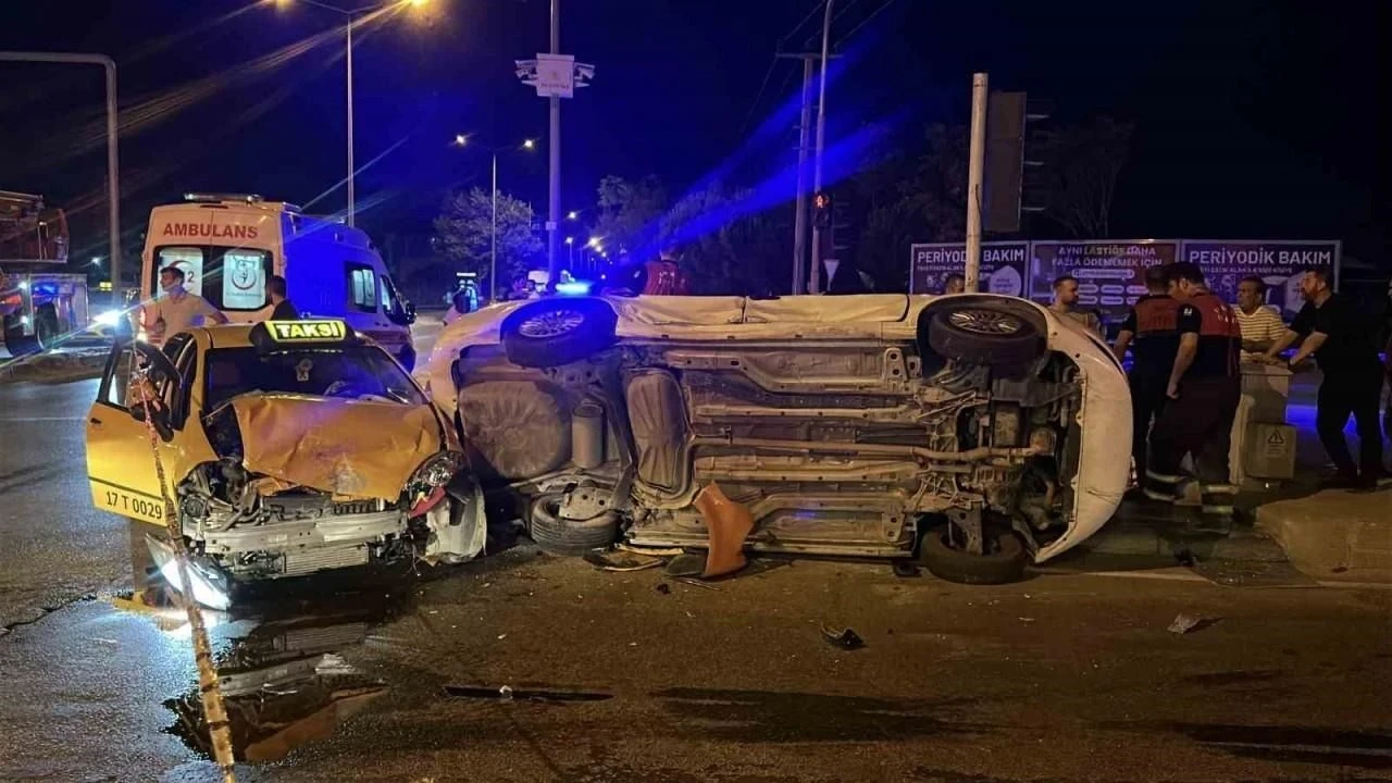 Çanakkale'de taksi ve otomobil çarpıştı: 8 yaralı, büyük panik yaşandı