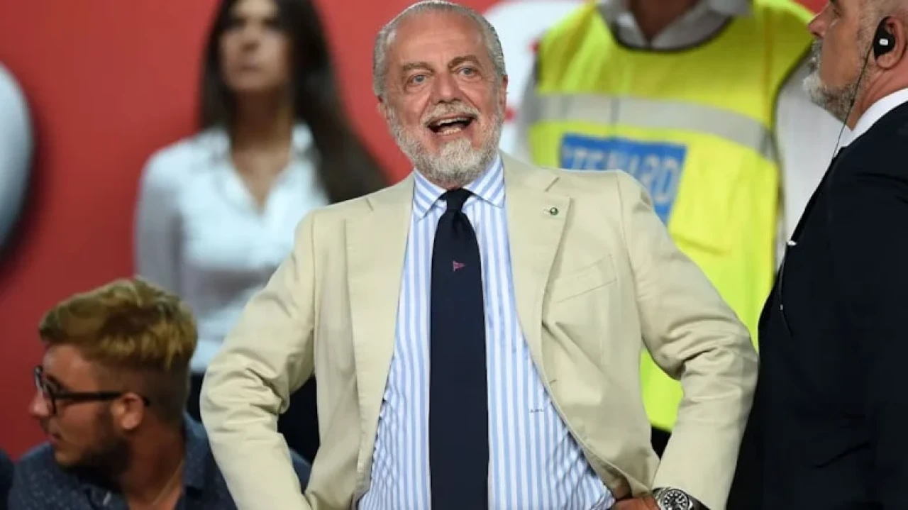 Napoli'nin başkanı De Laurentiis, transferdeki sert tavırlarıyla dikkat çekiyor.
