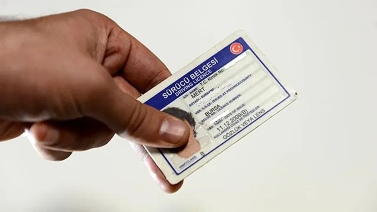Eski sürücü belgeleri için son tarih 31 Temmuz 2025! Yenileme ücreti 15 lira, sonrasında 7 bin 438 lira olacak.