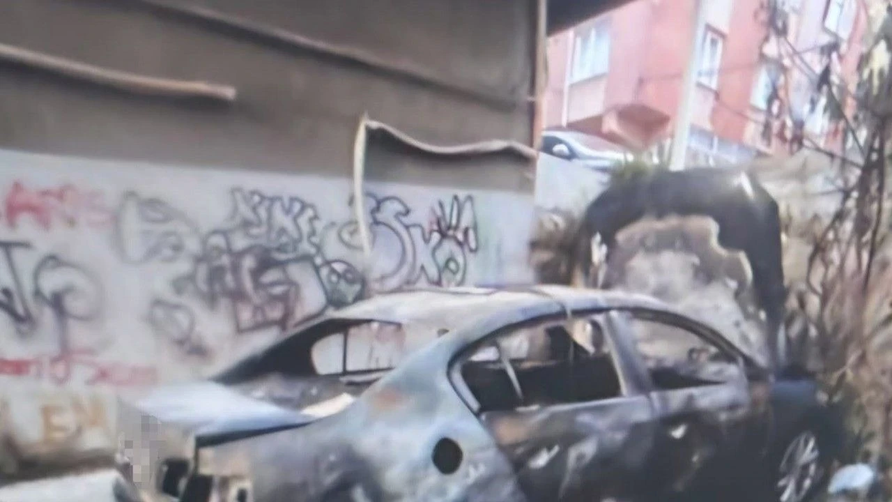 İstanbul'da polis kılığına giren hırsızlar, evden kasa çalıp araçlarını yaktı!