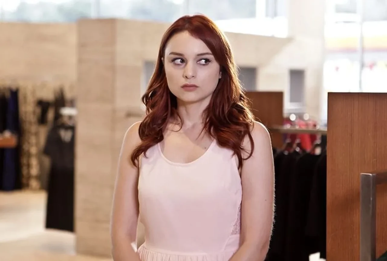 Nilperi Şahinkaya: Çok kültürlü geçmişi ve etkileyici oyunculuğuyla parlayan bir yıldız