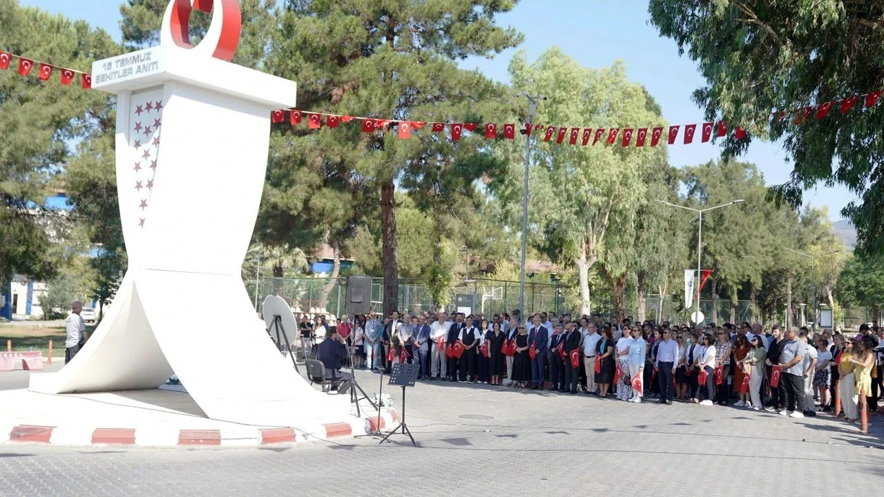 Ege Üniversitesi, 15 Temmuz'da milli iradenin zaferini kutladı, kahramanları andı.