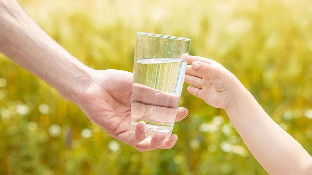 Sıcak havalarda dehidrasyon riski artıyor, belirtilerine dikkat edin!