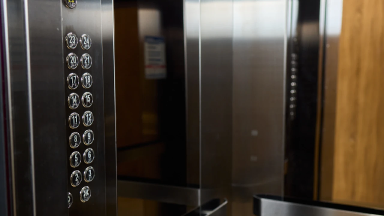 Asansör aynalarının güvenliğe ve psikolojiye etkisi: Şıklık ve ferahlık aynı anda!