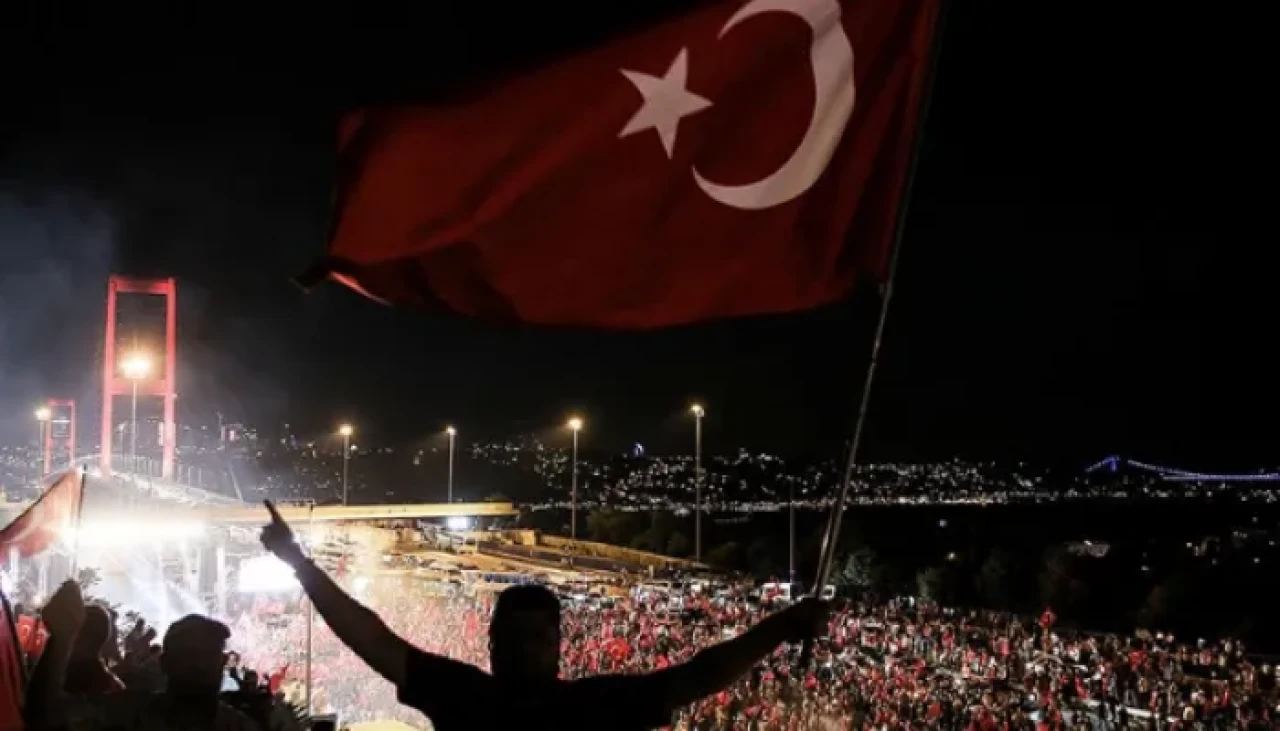 15 Temmuz'da birlik çağrısı: "Bizi sen vatansız bırakma Allah'ım" mesajları yayımlandı.