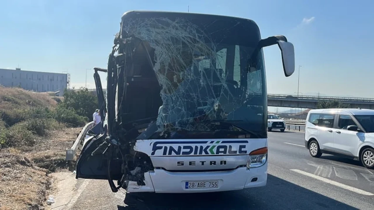 Kocaeli'de otobüs kamyona çarptı: 1 ağır yaralı, trafik kontrollü sağlandı