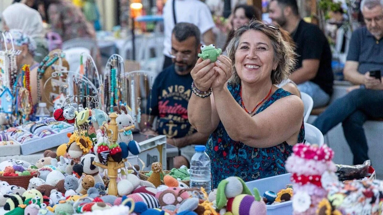 Karşıyaka'da El Emeği Gece Pazarı ile Kadın Üreticilere Destek ve Dayanışma Fırsatı