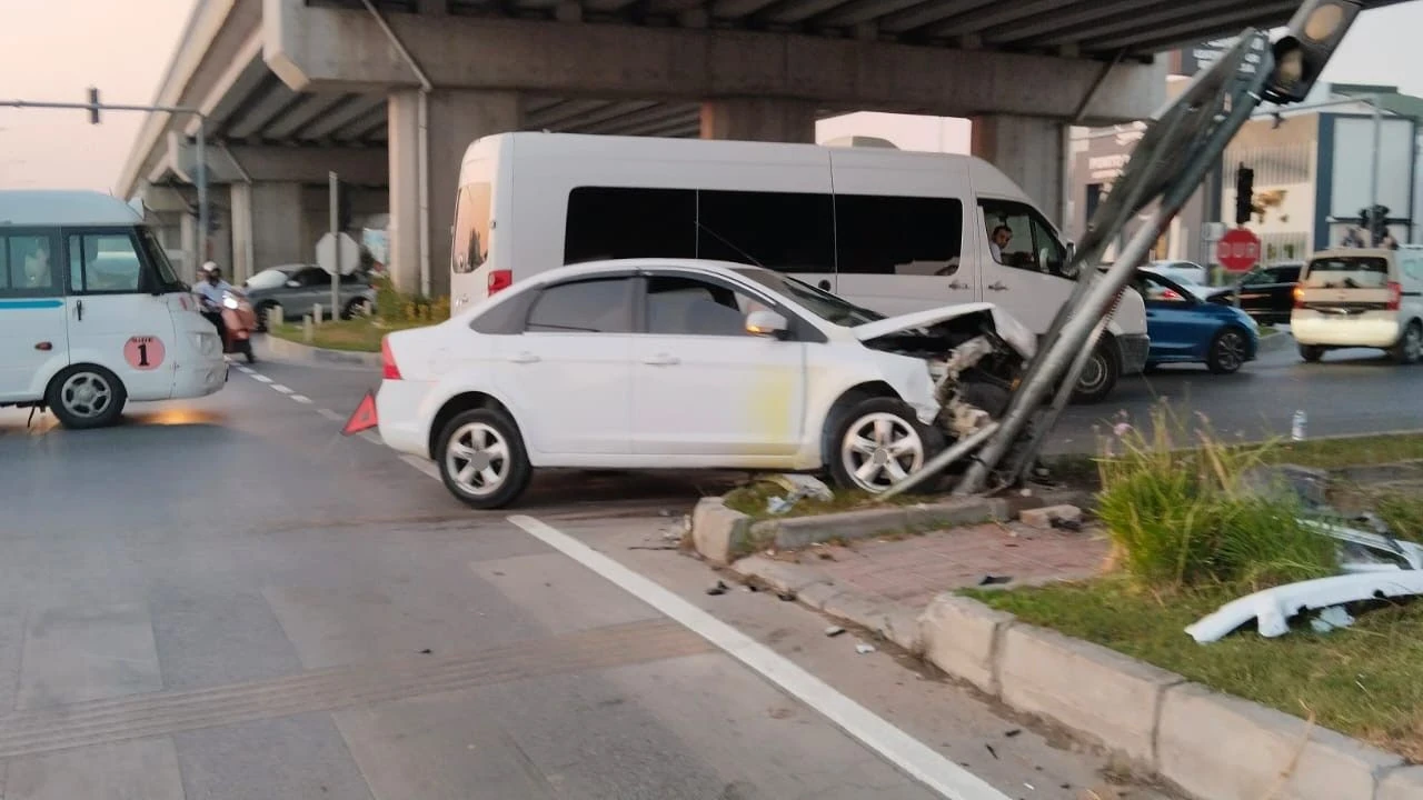 Antalya'da Trafik Işıkları Çalışmıyor: D-400'deki Çarpışmada Bir Kişi Yaralandı