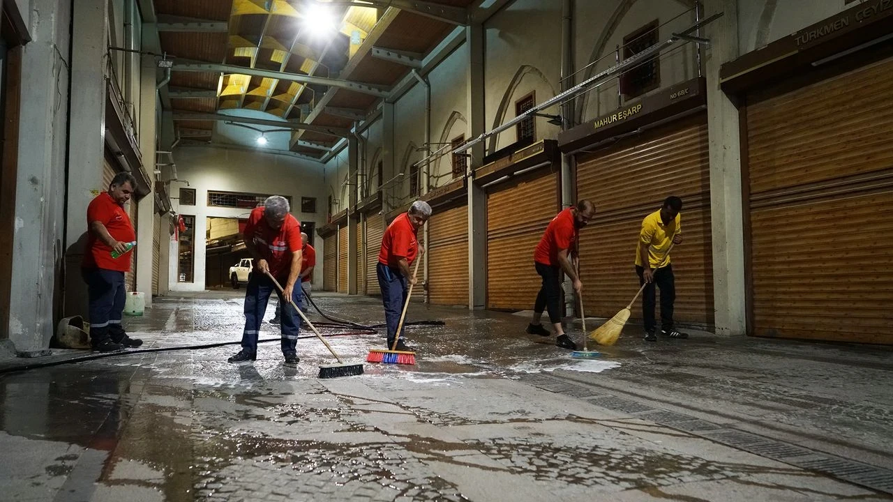 Tarihi çarşıda köpüklü yıkama ile hijyen ve estetik temizlik sağlandı