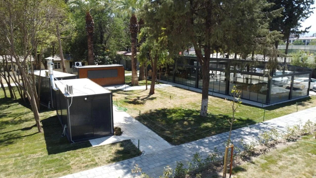 Buca'daki Fırat Yılmaz Çakıroğlu Parkı, modern kafeteryasıyla yeniden hayat buldu