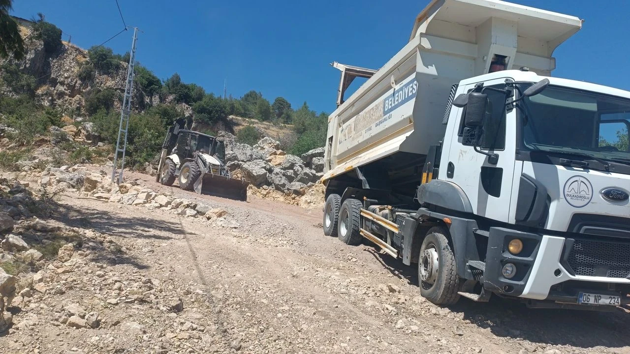 Mahalle yolları iyileştiriliyor, ulaşım güvenliği artıyor