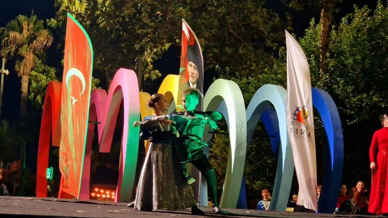 Kemer'de Gürcü Danslarıyla Kültürel Şölen, İzleyicileri Mest Etti