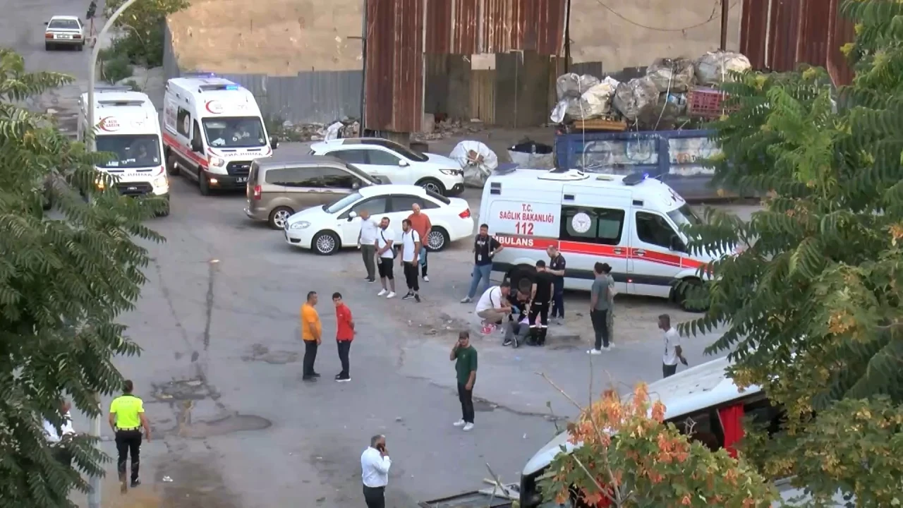 Maltepe'de servis otobüsü devrildi, yaralılar hastaneye kaldırıldı