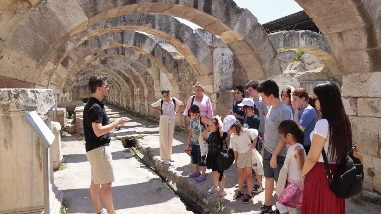 Konak'ta çocuklar, yaz programıyla tarihi yaşayarak öğreniyorlar!