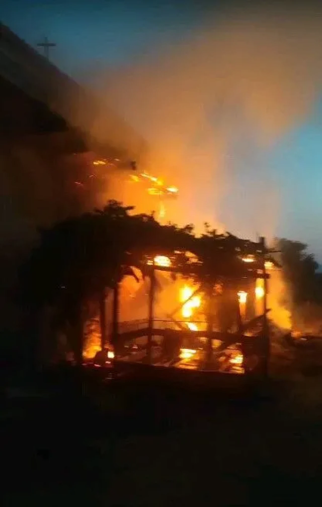 Korkuteli'nde Sabah Saatlerinde Çıkan Yangın Evi Küle Çevirdi, Can Kaybı Yok