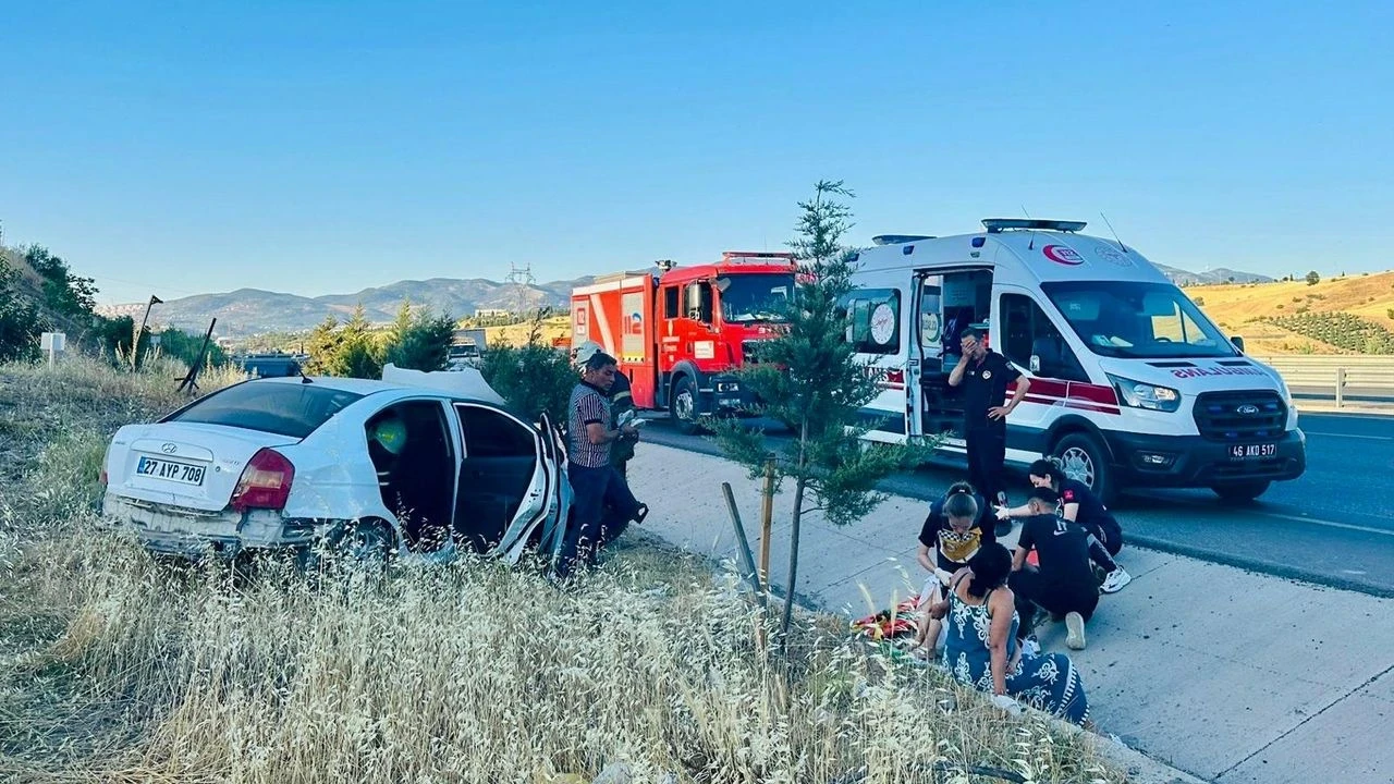 Onikişubat'ta otomobil kontrolden çıkarak tarlaya uçtu, yaralılar hastaneye kaldırıldı