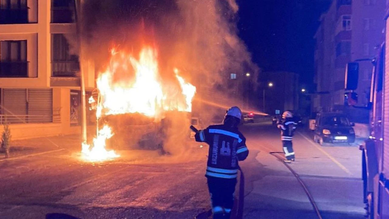 Palandöken'de Park Halindeki Araç Alev Alev Yandı, İtfaiye Olay Yerinde!