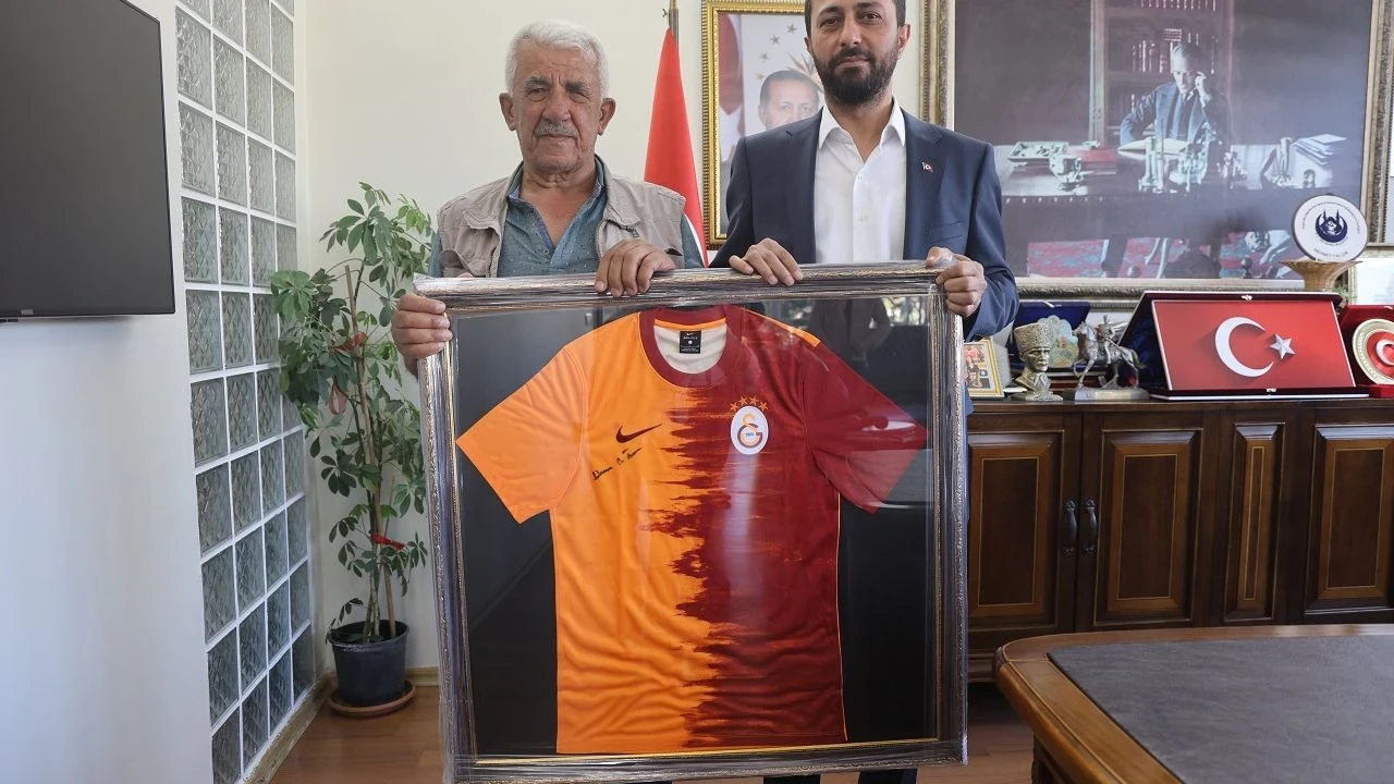 71 yaşındaki Duran Amca, Galatasaray'ın şampiyonluğuna iddiayla ulaştı, kaymakam ve başkandan forma kazandı!