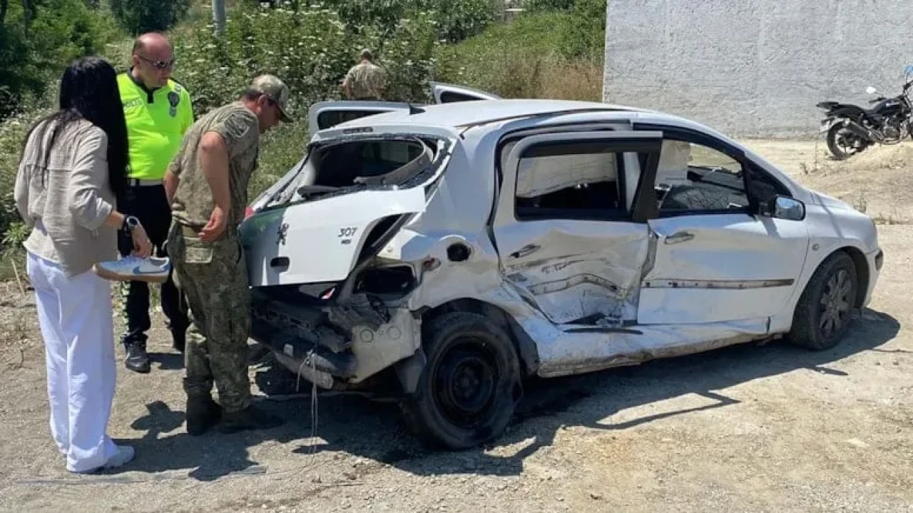 Atakum'da polis ve askeri araç çarpıştı: 3 yaralı hastaneye kaldırıldı