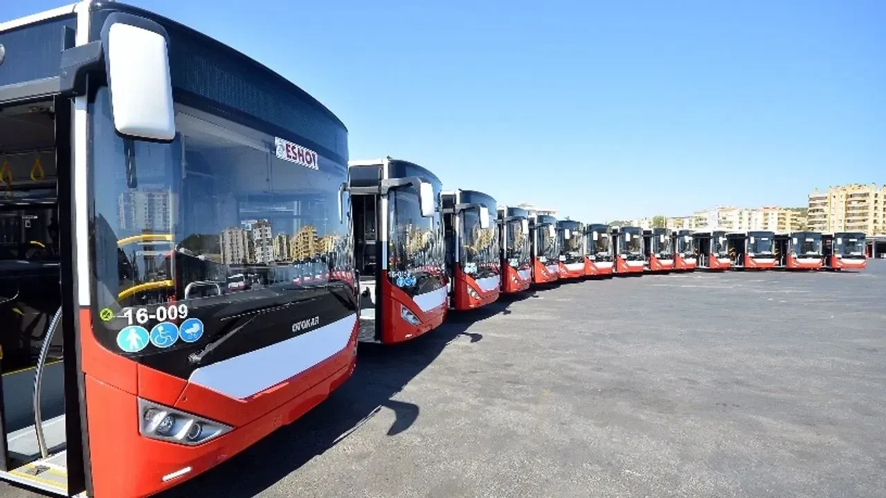 Bornova'da ESHOT otobüsü alev alev yanarken yolcular kendi kendine tahliye oldu