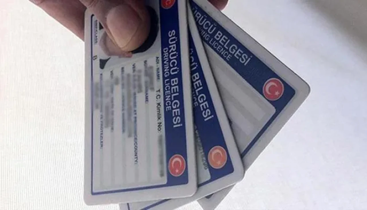 Eski tip ehliyetlerin süresi doluyor, 3,5 milyon sürücü dikkat! Yenileme ücreti 7.423 TL'ye çıkacak.
