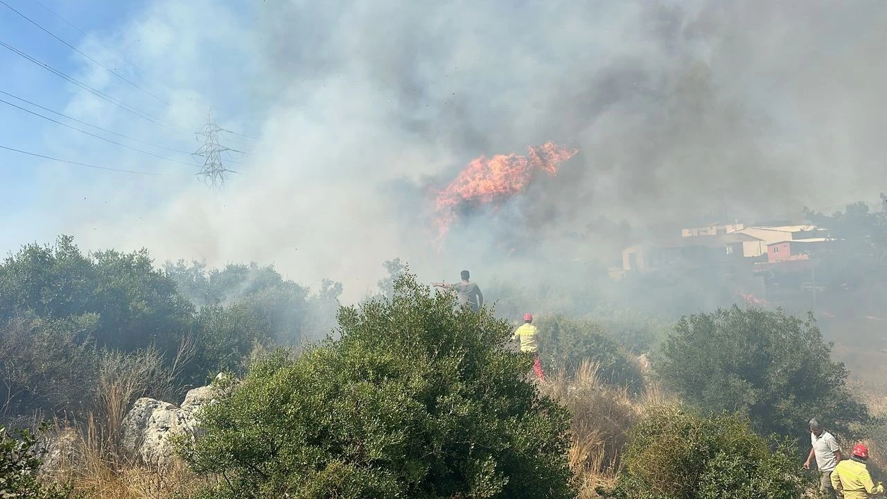 Aksu'da Yerleşim Alanına Yakın Yangın: Vatandaşlar Ekiplerle Birlikte Mücadele Ediyor