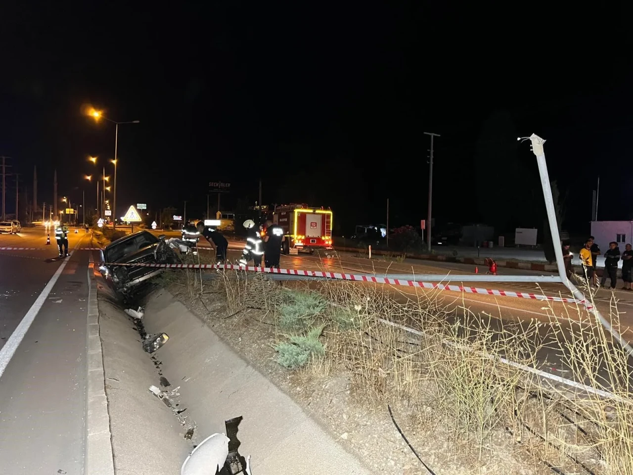 Bucak'ta Aydınlatma Direğine Çarpan Otomobil Alev Aldı, 2 Yaralı Kurtarıldı