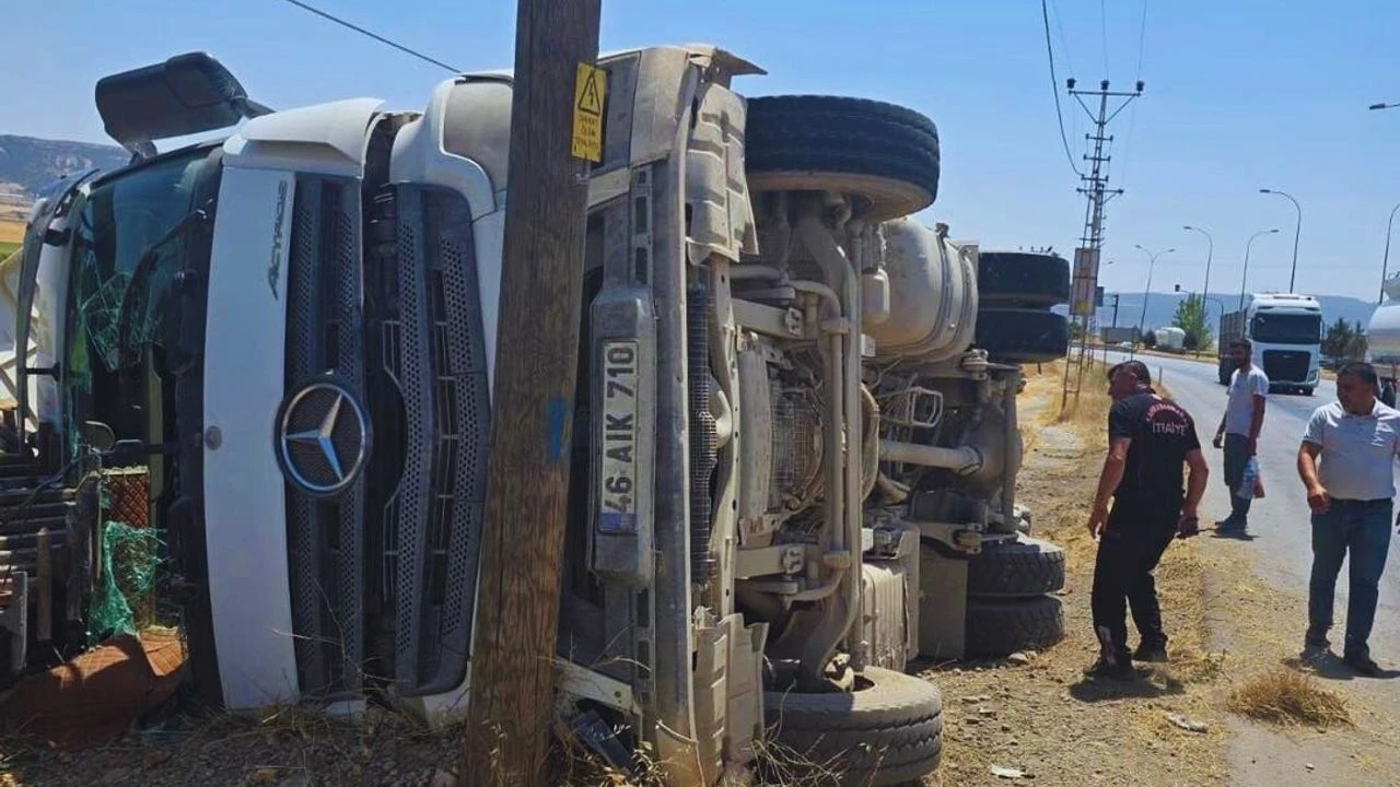 Narlı Bahçelievler'de İnşaat Kamyonu Devrildi, Ekipler Olay Yerinde Çalışmalara Başladı