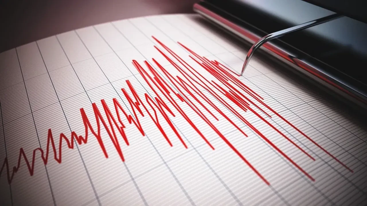 İzmir'de 3.3 büyüklüğünde deprem, halkta panik yarattı; kentsel dönüşüm tartışmaları yeniden alevlendi.