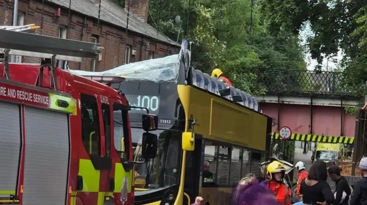 İngiltere'de köprüye çarpan otobüs, yolcuları ağır yaraladı; şoför gözaltına alındı