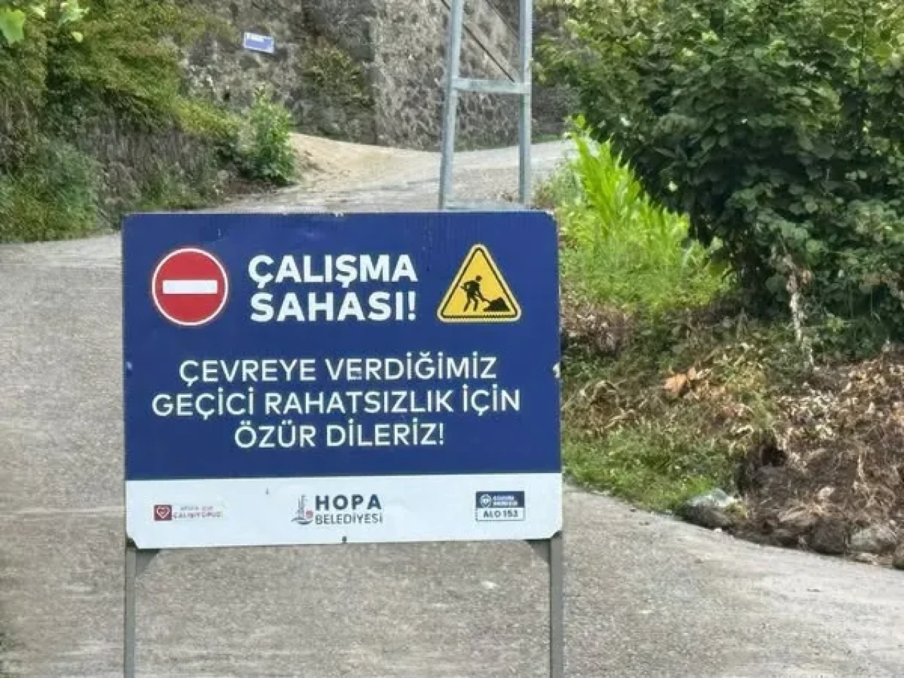 Hopa'da Yol ve Çevre Düzenlemeleri İçin Çalışmalar Hız Kesmeden Devam Ediyor