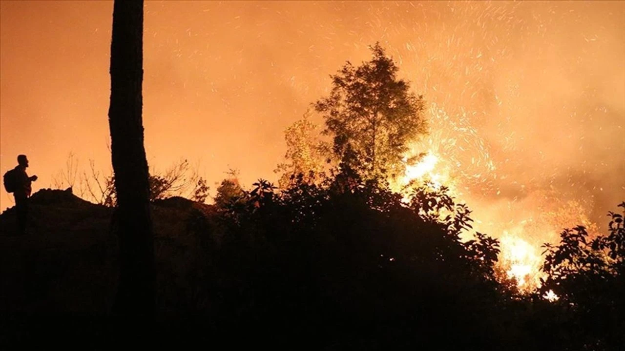 Hatay'da yangın kontrol altına alındı, Lazkiye'deki akıbeti belirsiz kalmaya devam ediyor