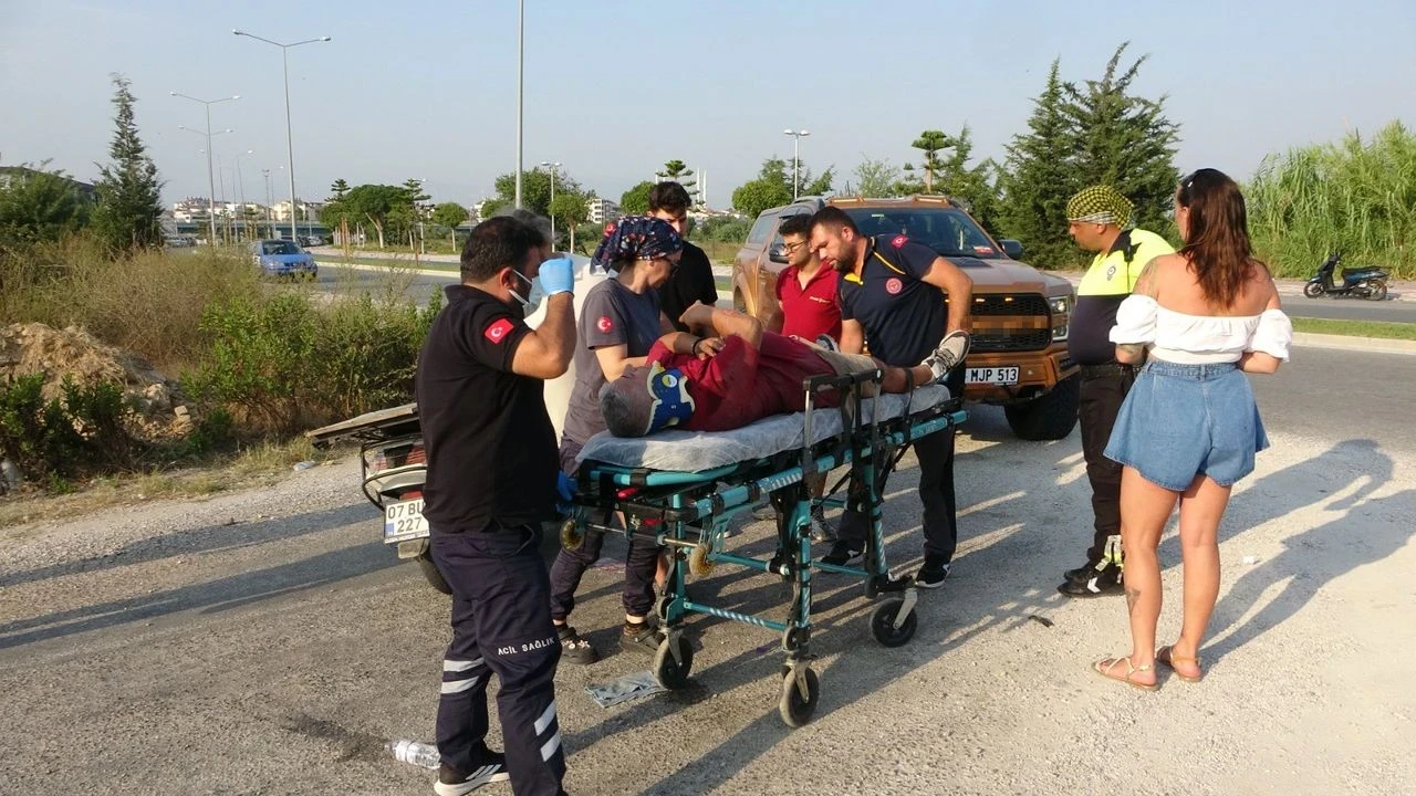 Manavgat'ta motosiklet ve ticari araç çarpıştı: 1 yaralı, polis inceleme başlattı