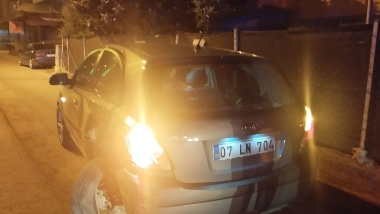 Serik'te İki Otomobil Çarpıştı: Sürücüler Hastaneye Kaldırıldı