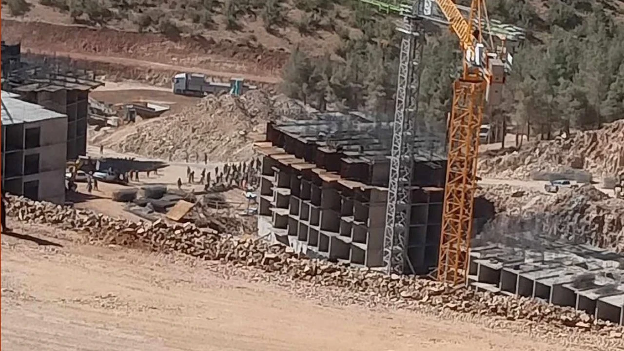 Kahramanmaraş'ta TOKİ şantiyesinde işçi düşerek hayatını kaybetti, soruşturma başlatıldı.