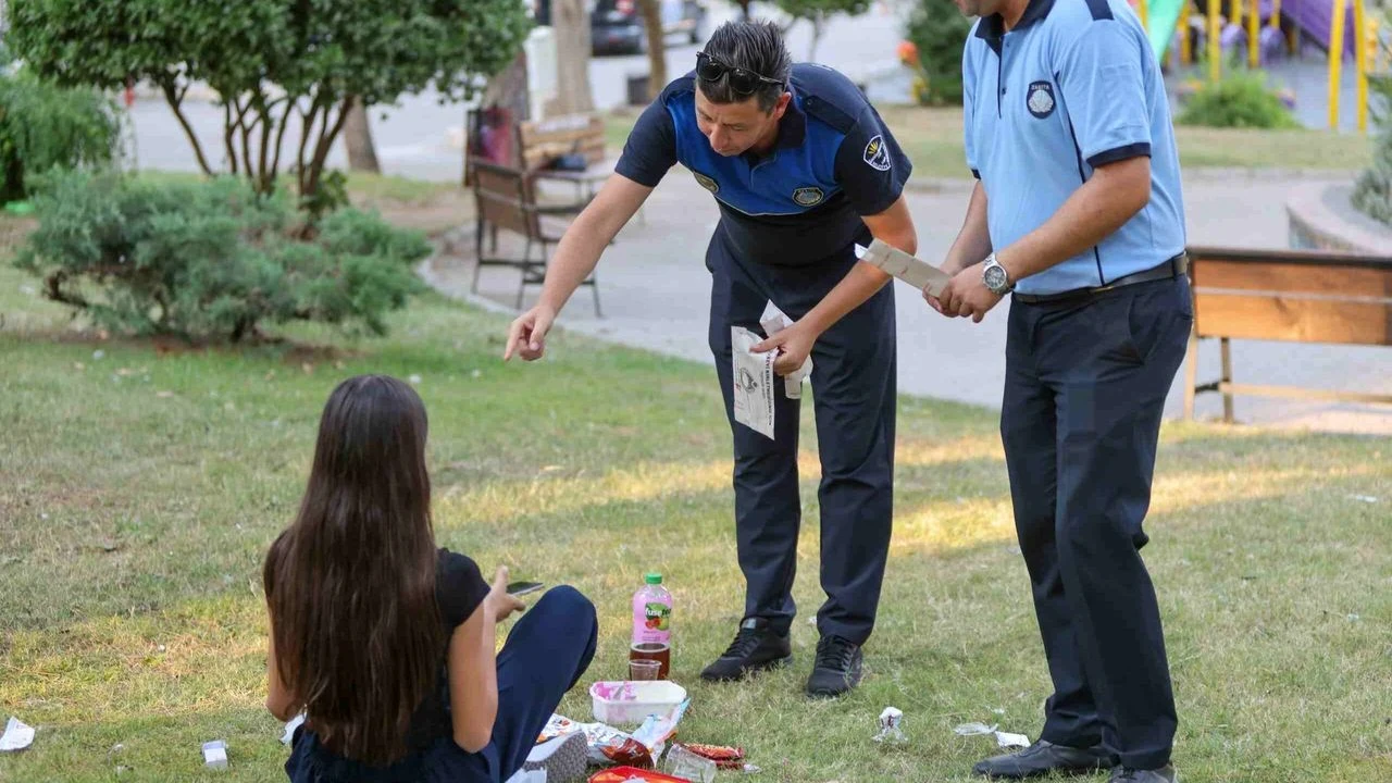 Karabağlar Belediyesi'nden temizlik farkındalığına özel teşekkür paketi uygulaması
