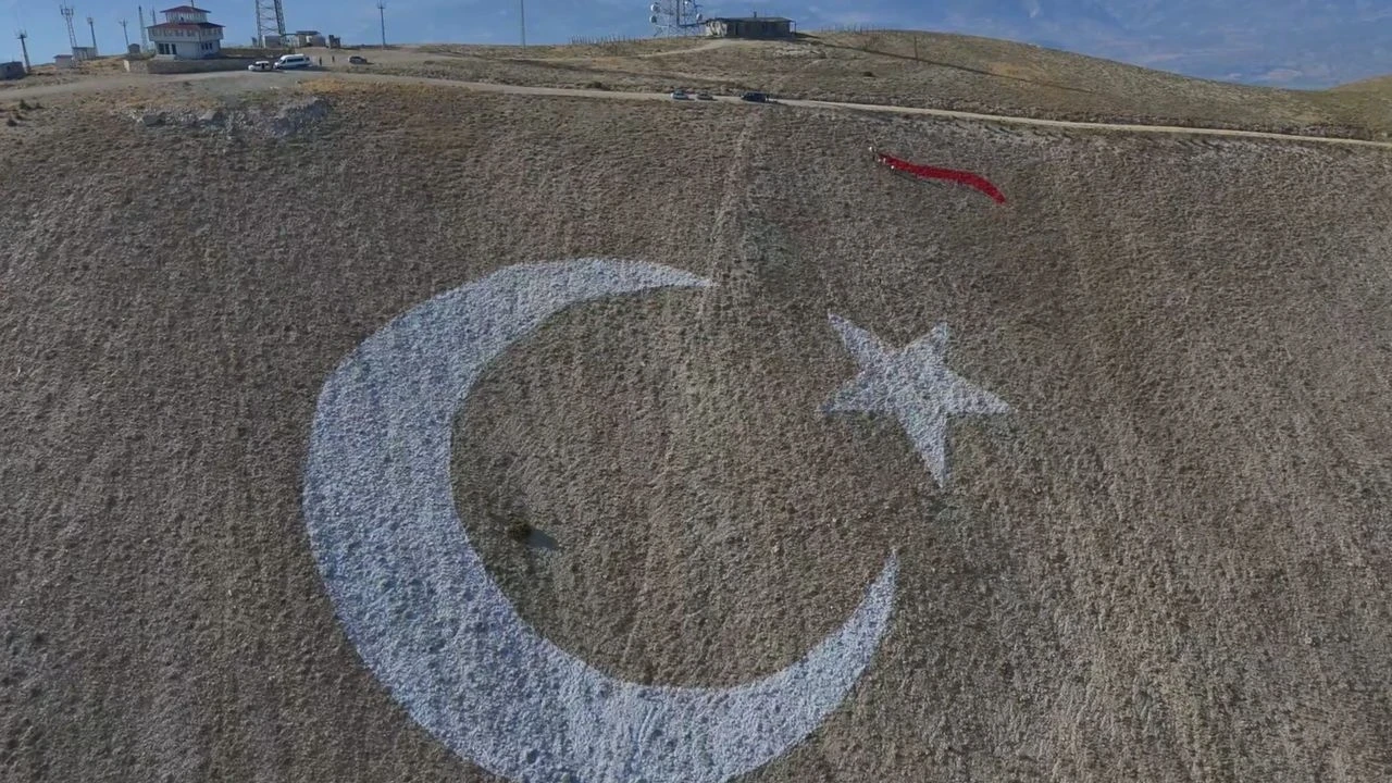 Kahramanmaraş'ta 46 dönümlük dev Türk bayrağı ve İstiklal Madalyası projesi tamamlanıyor!